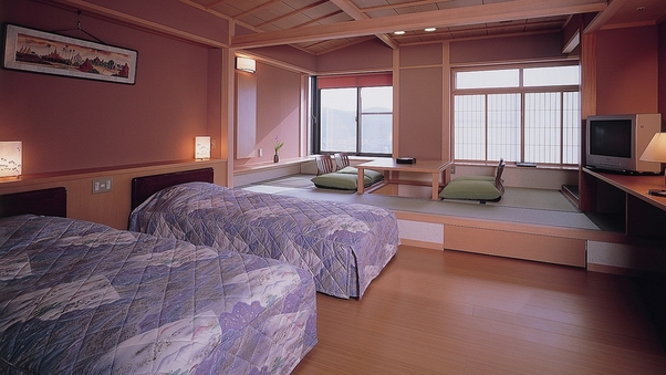 【和洋室】ツインベッドと小上がり和室（6畳）のお部屋
